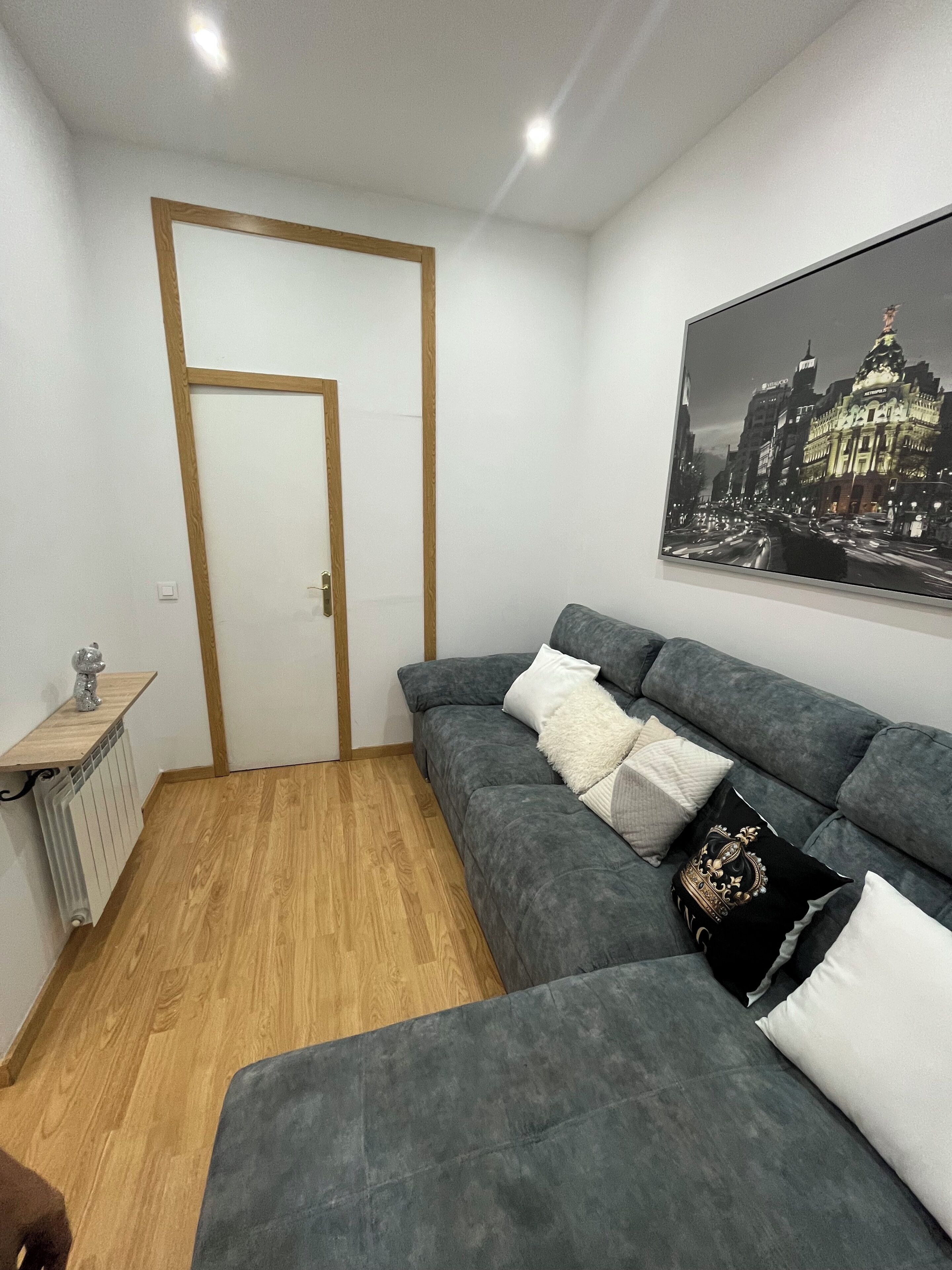 Habitación Deluxe | Área de sala de estar | Televisión de pantalla plana de 54 pulgadas con canales por cable 