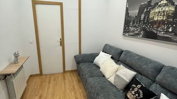 Habitación Deluxe | Área de sala de estar | Televisión de pantalla plana de 54 pulgadas con canales por cable