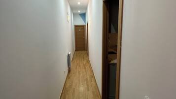 Comfort Room, 1 Queen Bed, Private Bathroom | Interior