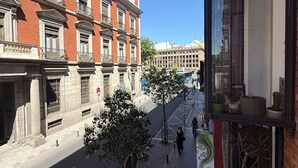 A street view with buildings, a sidewalk, and pedestrians. - Ler & Le Pety Palace Madrid gran vía  (Madrid)