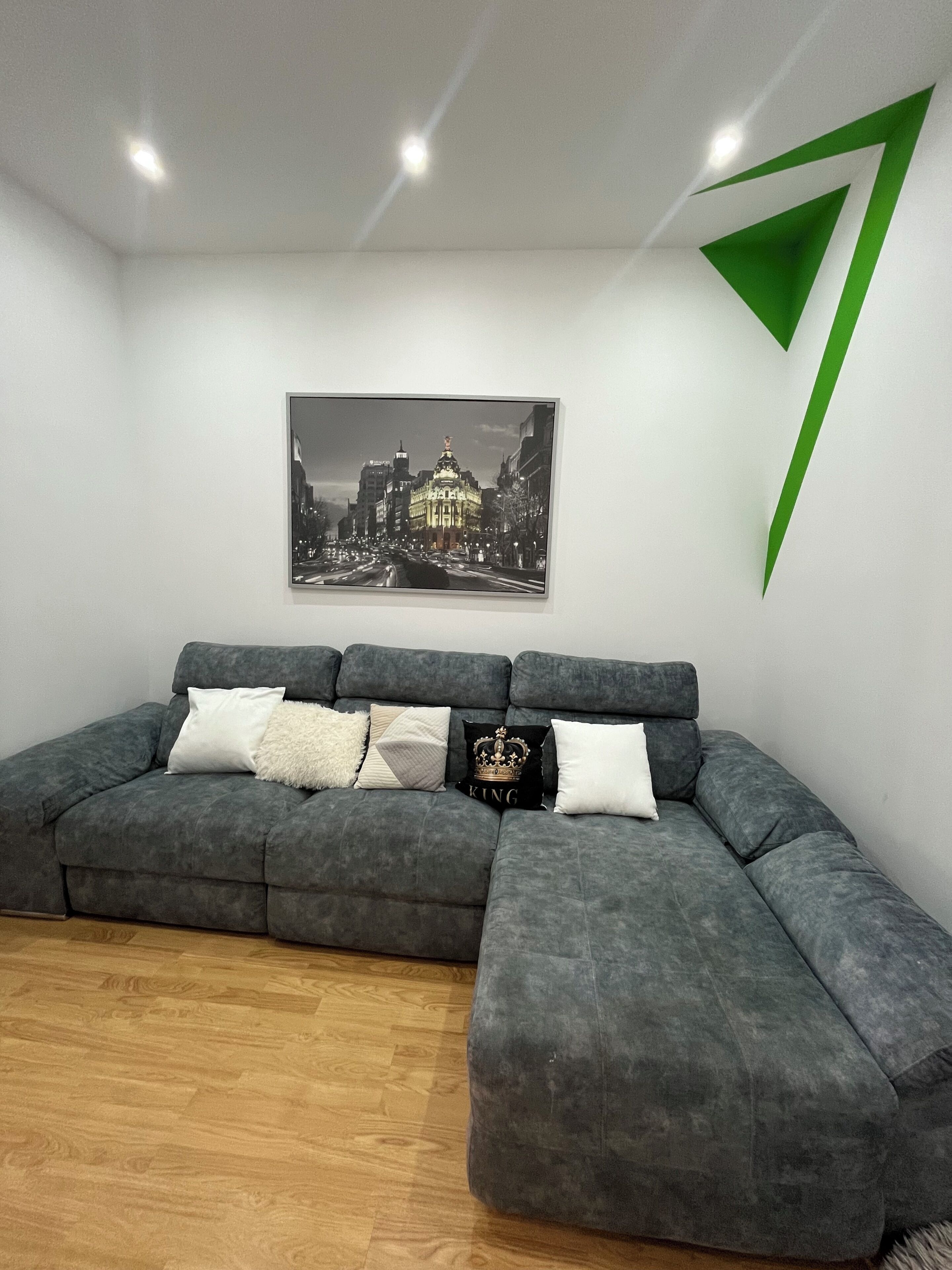 Habitación Deluxe | Área de sala de estar | Televisión de pantalla plana de 54 pulgadas con canales por cable 