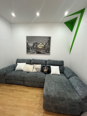 Deluxe Room | Living area | 54-inch flat-screen TV with cable channels - Ler & Le Pety Palace Madrid gran vía  (Madrid)