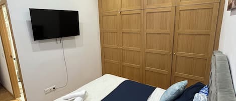 Phòng tiện nghi đơn giản, 1 giường cỡ queen, phòng tắm riêng | Truy cập Internet không dây miễn phí, bộ trải giường
