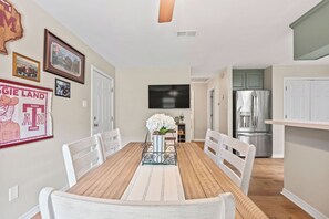 Dining - Casa Conchos - Aggie Game Day Retreat - Sleeps 8 - Near Texas A&M campus (College Station)
