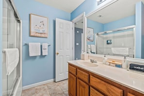Hair dryer, towels, soap, shampoo - Casa Conchos - Aggie Game Day Retreat - Sleeps 8 - Near Texas A&M campus (College Station)