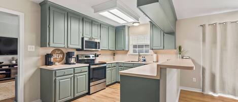 Coffee/tea maker, fridge, microwave, oven
