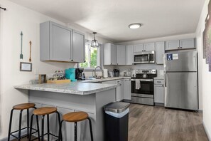 Private kitchen - New! Game Room! Sleeps 9! (Green Bay)