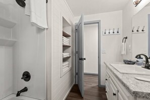 Bathroom - New! Game Room! Sleeps 9! (Green Bay)