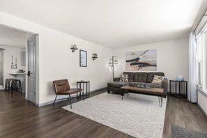 Living area - New! Game Room! Sleeps 9! (Green Bay)