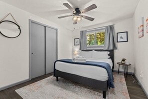 Tabla de planchar con plancha, cuna de viaje, wifi y ropa de cama