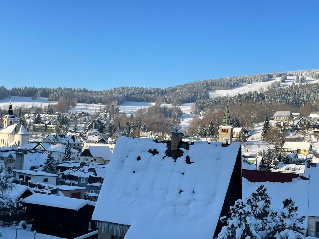 Un paese innevato con edifici e una chiesa.