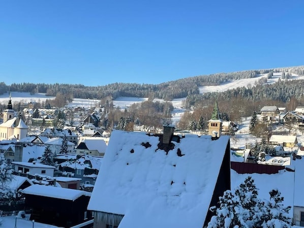 Une ville enneigée avec des bâtiments et une église.