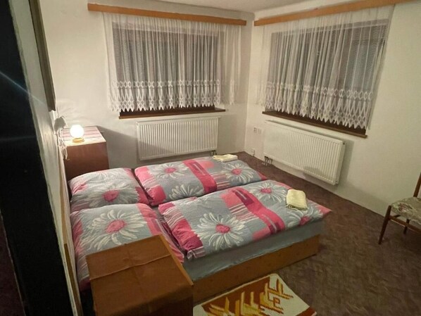 2 bedrooms, iron/ironing board, WiFi, bed sheets