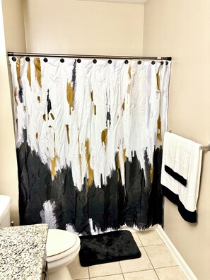 Secadora de cabello, toallas, jabón, papel de baño 