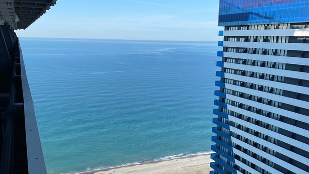 Ein Hochhaus mit Blick auf den Ozean und einen Fluss.