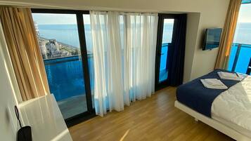 Blackout curtains, soundproofing, iron/ironing board, free WiFi