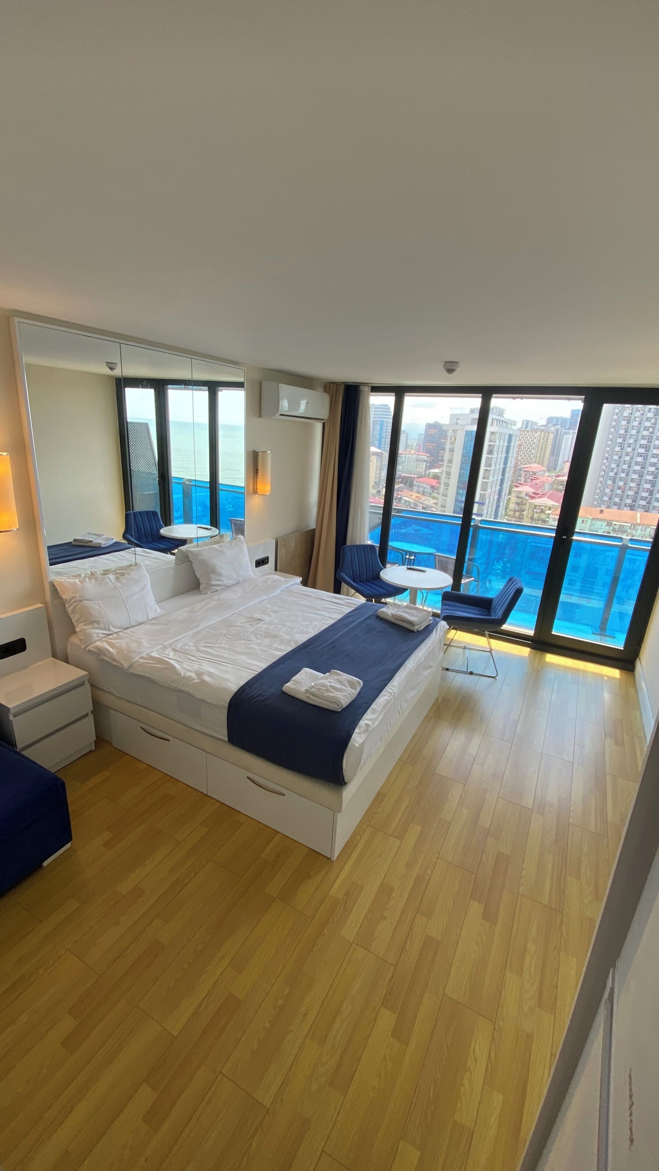 Studio tiện nghi đơn giản, ban công, quang cảnh biển | Màn/rèm cản sáng, phòng cách âm, bàn ủi/dụng cụ ủi quần áo 