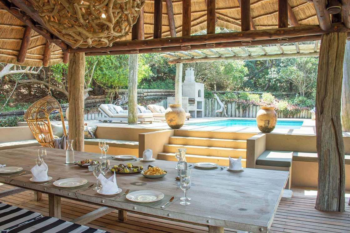Suite Deluxe, vistas a la piscina | Restaurante al aire libre
