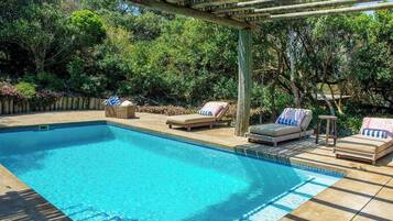 Suite Deluxe, vistas a la piscina | Piscina | Una piscina al aire libre
