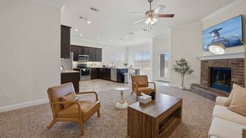 House, 4 Bedrooms, Executive Level | Living area