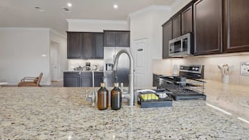 House, 4 Bedrooms, Executive Level | Private kitchen | Full-size fridge, microwave, oven, stovetop