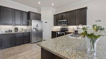 Full-size fridge, microwave, oven, stovetop