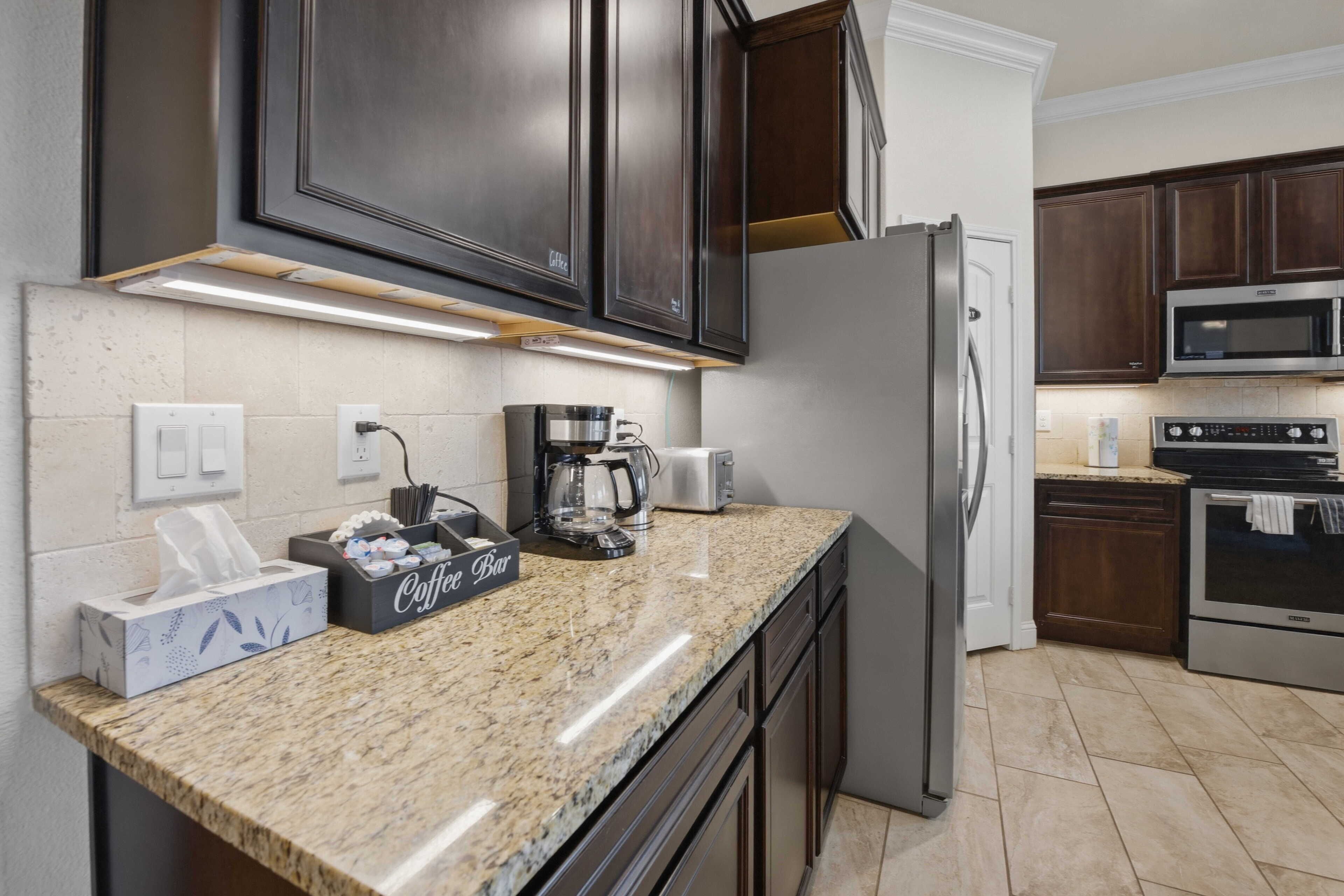 Full-sized fridge, microwave, oven, stovetop