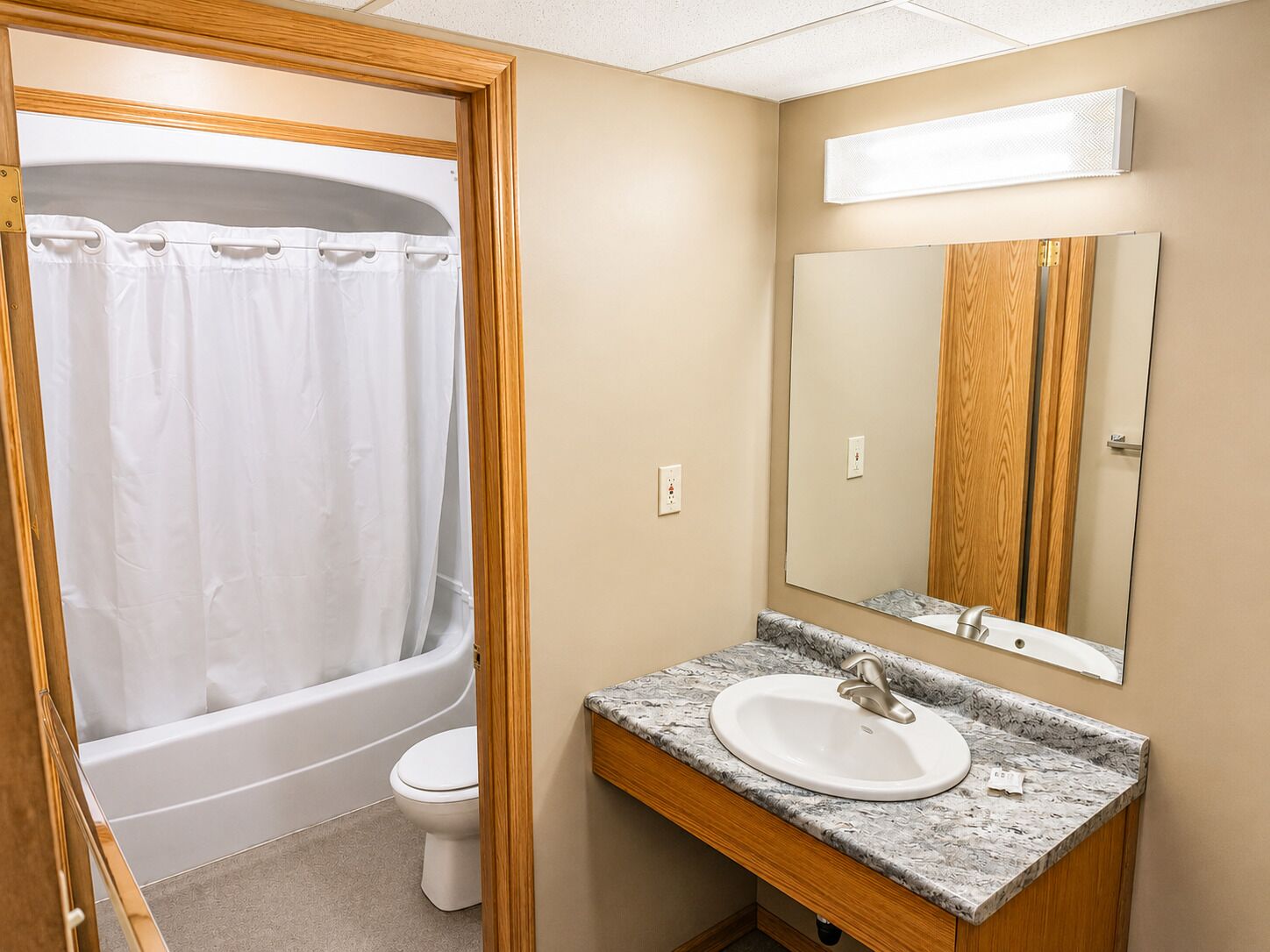Standard Double Room | Bathroom