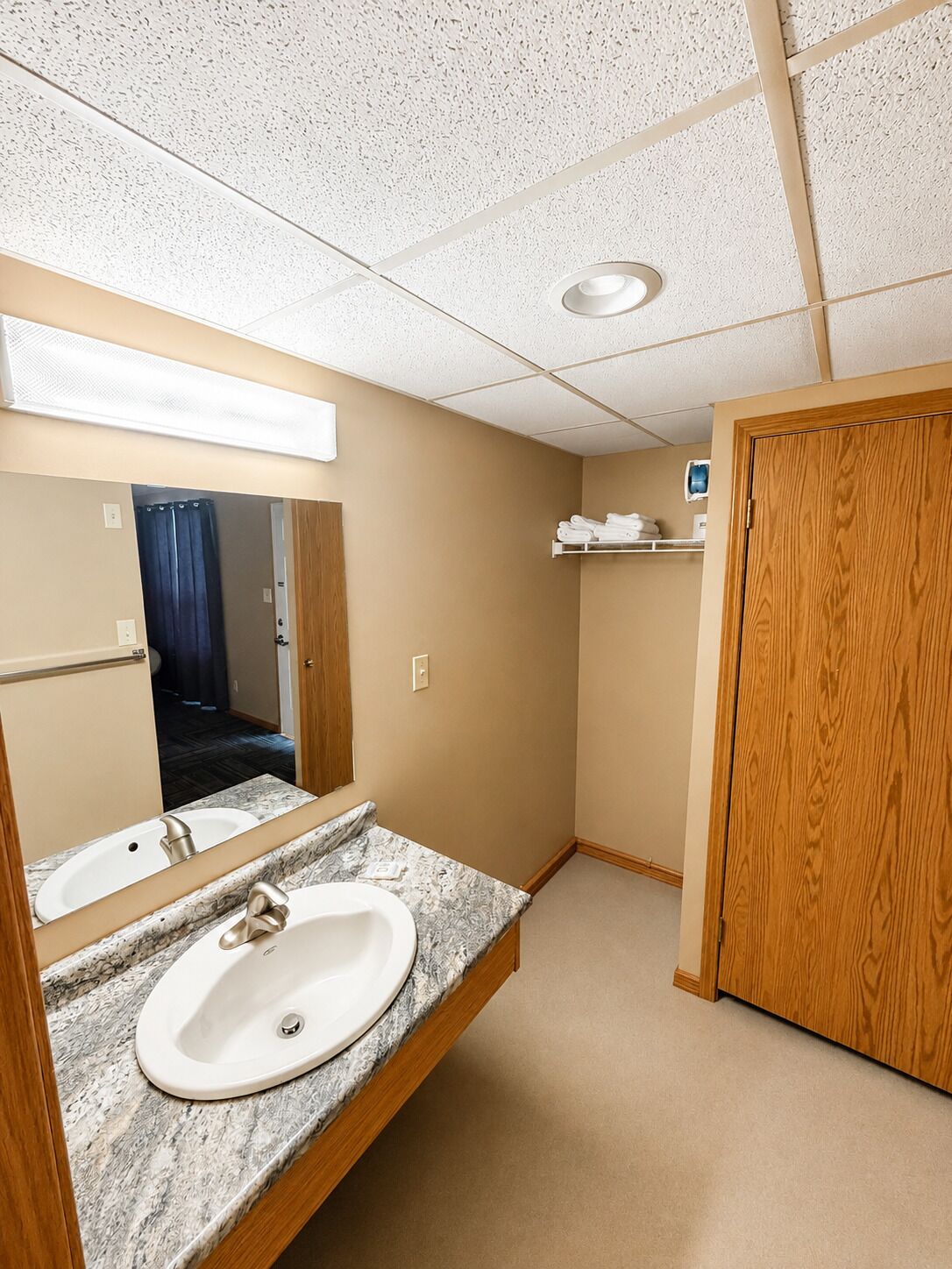 Habitación estándar doble | Baño | Toallas, jabón y papel higiénico
