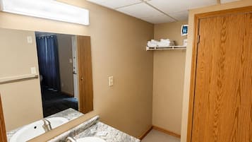 Habitación estándar doble | Baño | Toallas, jabón y papel higiénico