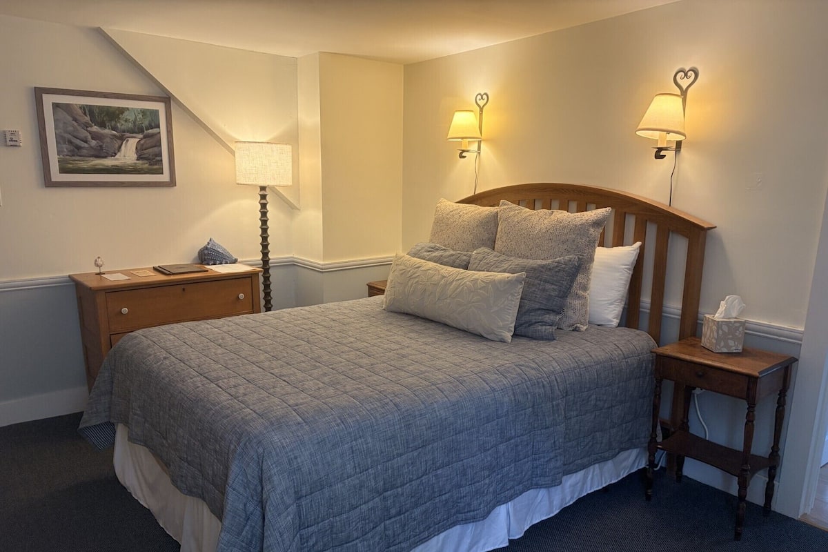 Comfort Double Room, Fireplace | Premium bedding, WiFi (free), individually decorated
