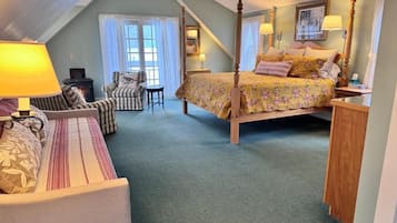 Suite studio Signature, balcon, vue sur le jardin | Literie de qualité, décor unique, ameublement unique