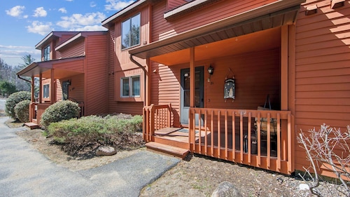 Hawkeye by Avantstay Heated Pool + Rec Lounge Near Gore + Main St