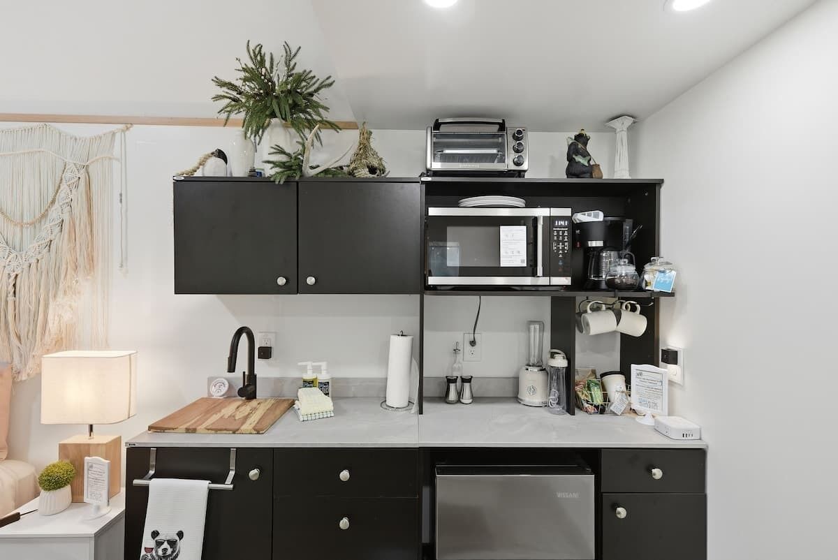 Microwave, coffee/tea maker, toaster, blender