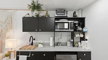 Microwave, coffee/tea maker, toaster, blender