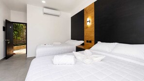 Habitación Deluxe, vista a la playa | Caja de seguridad en la habitación y cortinas blackout 