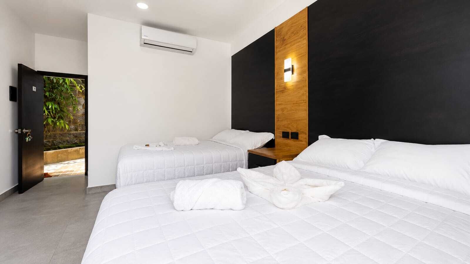 Habitación doble, vista a la playa | Caja de seguridad en la habitación y cortinas blackout 