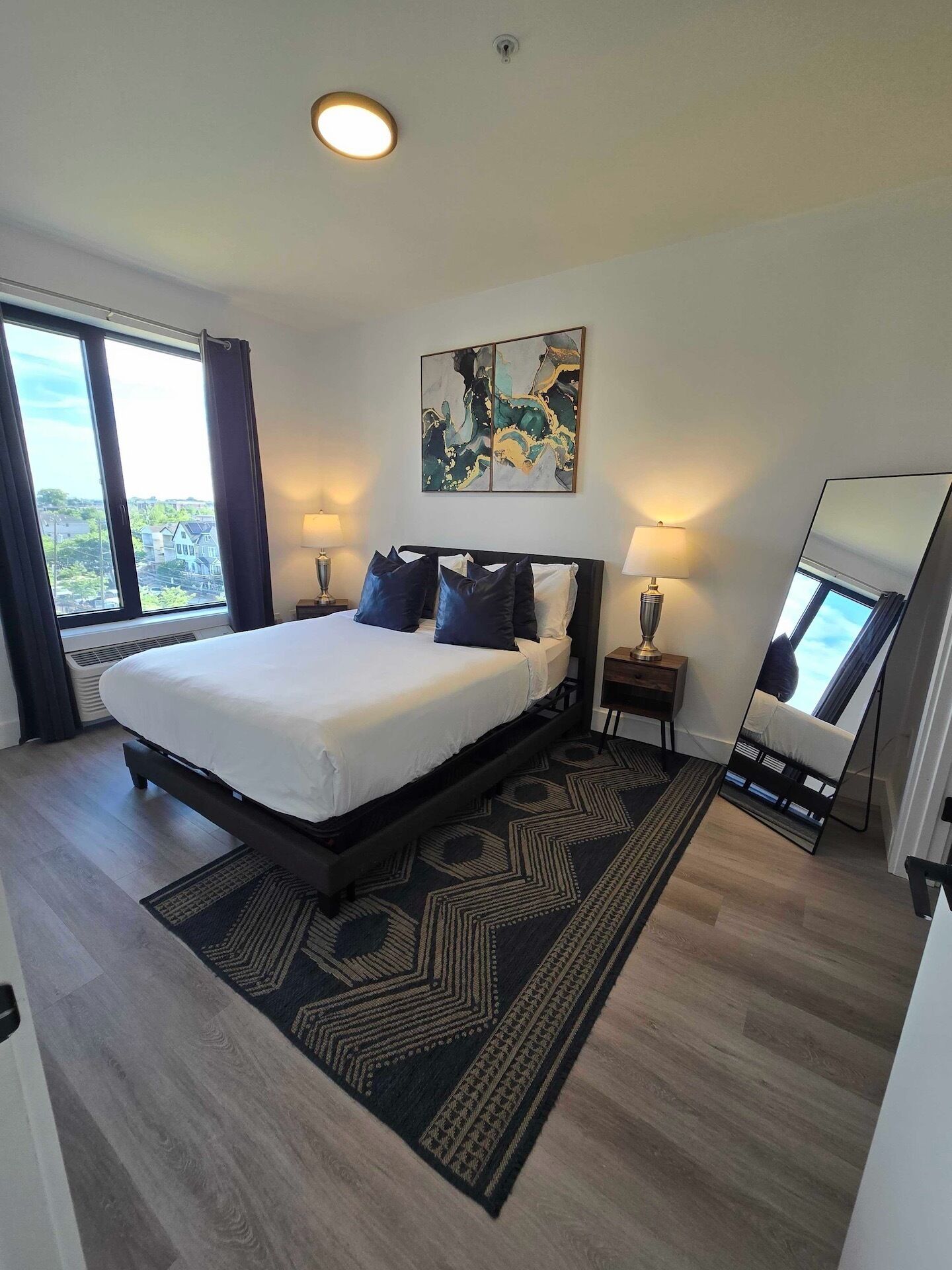 Tabla de planchar con plancha, wifi gratis y ropa de cama 