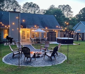 Outdoor dining - 3bd/2ba Dream Home, Fenced Yard with Hot Tub, Fire Pit, PET FRIENDLY, in Newnan! (Newnan)
