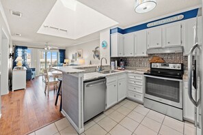 Coffee/tea maker, fridge, microwave, oven - Pelicans Landing 321 3 BR Beach/Pool (Myrtle Beach)