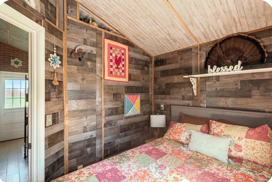 Tabla de planchar con plancha, wifi y ropa de cama 