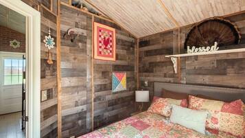 Tabla de planchar con plancha, wifi y ropa de cama