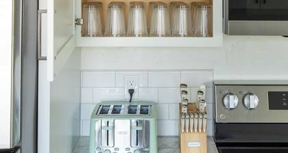Game Day Getaway - 4BR/3BA, Sleeps 10, Walk to WSU