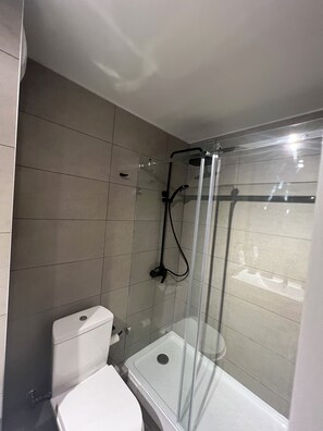 Đồ dùng nhà tắm miễn phí, xà phòng, dầu gội, giấy vệ sinh 