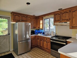 Private kitchen - 'The Whales Tale' ~ Dogs Welcome (Yarmouth)