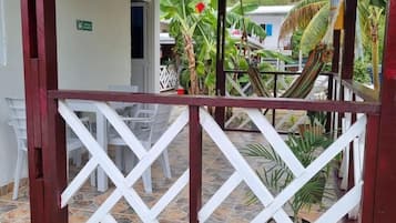 Apartamento, balcón, vistas al jardín | Restaurante al aire libre