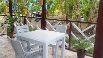 Apartamento, balcón, vistas al jardín | Restaurante al aire libre