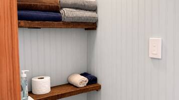 Douche, serviettes fournies, savon, shampoing