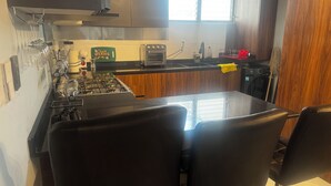 A kitchen with a gas stove, a toaster, and a window. - Providencia condo rock star location a block from everything (Guadalajara)