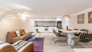 Un apartamento moderno con sala de estar, comedor y cocina.